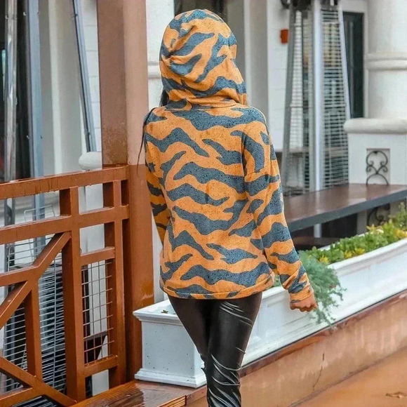 Animal Print Hooded Top - Picture 5 of 5